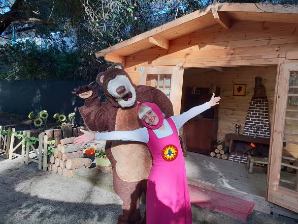 Api, amiche dell’uomo. il castello di lunghezza ospita il loro mondo dorato con orso, gli animali del bosco e la piccola amica masha.